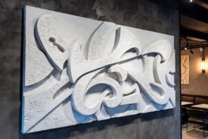 Купити барельєф «Космічний Вихор Бетону» 120x200 см — сучасний абстрактний арт з білого бетону для бару