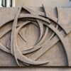 Купити Барельєф "Геометрична Симфонія Піску" – Абстрактний Бетонний Декор Френка Стелла для Особняка